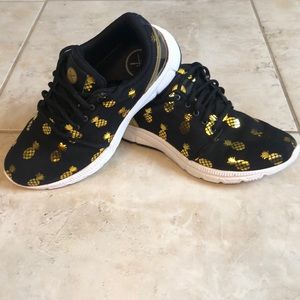 Inkkas size 8 Pineapple runners